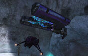 Un Spirit siendo flanqueda por un Banshee. Halo: Combat Evolved.