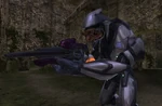 A Sangheili Ultra wielding a Covenant Carbine in Halo 2.