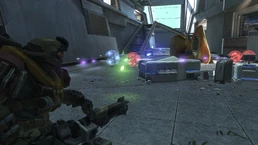 Джордж сражается с киг-ярами на нижнем этаже главного атриума.