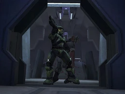 Джон-117 несет мертвого пехотинца.