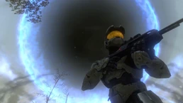 Джон-117 готовится вернуться в фабричный комплекс, пока в небе вырисовывается портал.