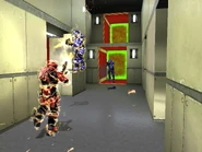 Два игрока Синей команды атакуют игрока Красной команды.