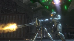 Джон-117 использует пулемет на пути к разбившемуся крейсеру.