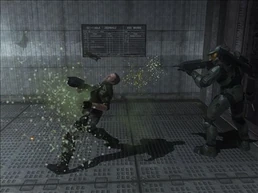 Старшина спасает солдата, уничтожив напавшую на того .