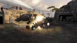 Чоппер врезается в Вепрь из конвоя Стакера, убивая морских пехотинцев на борту.