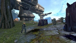 Сержант Уоллер и его морпехи атакуют войска Ковенанта на пляже.