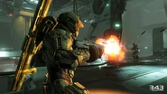 Джон-117 использует пулемёт против воина сангхейли в Halo 5: Guardians.