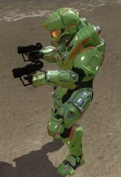 Спартанец с двумя M6C в руках в мультиплеере.