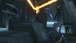 Стражи-агрессоры сражаются с боевыми формами Потопа.