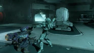 Фредерик-104 убивает унггоя в Halo 5: Guardians.