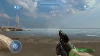 Вид на пистолет от первого лица в мультиплеере Halo 2 Anniversary.
