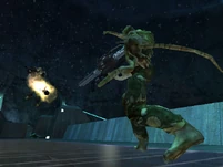 Джон-117 стреляет из M41B SPNKr по атакующей форме Потопа.