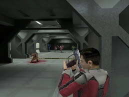 Член экипажа пытается сражаться с захватчиками.