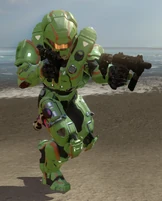 Спартанец, вооружённый ПП M7 в обе руки.