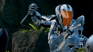 Спартанец в доспехах «Разбойника» с боевым ножом M11 в обратном хвате в Halo 4.