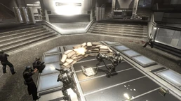 Датч и офицеры ПДНМ защищают внутреннее помещение.