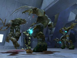 Джон-117 окружен атакующими формами Потопа.