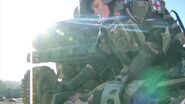Санитар Кони оказывает помощь раненому морскому пехотинцу, который был застрелен на турели Вепря снарядами Коломета.