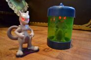 The light-ups set, along with Pikachu talking plush, was the most popular of the promotion. This Mewtwo light-up looks very cool, as if he was doing his psychic power.