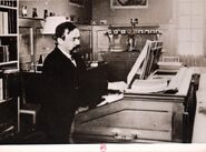 Paul Dukas (1865-1935) à son harmonium, à Eragny - (Gallica)