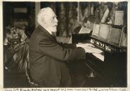 James Ensor à l'harmonium (1935)