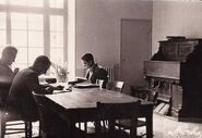 Association catholique des étudiants de Grenoble - Salle d'études - Harmonium (ca 1949)