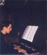 Dominique Boissy à l'harmonium de l'église Saint-Antoine à Sens (1970)