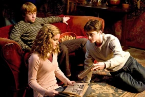 Harry mostra o livro a Rony e Hermione