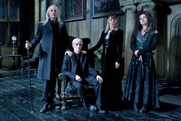 Bellatrix Lestrange e i Malfoy, un tempo Mangiamorte di alto rango.