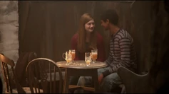 La Ginny i en Dean a Hogsmeade, celebrant el seu amor