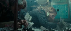 Ron und Hermine am Boden nach Explosion