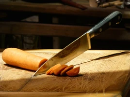 KnifeCuttingCarrot