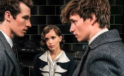 Teseu em frente a Newt, seu irmão mais novo, e Leta, sua noiva
