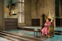 Амбридж в директорском кресле