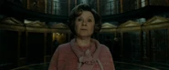 Амбридж у лифтов Министерства.jpg (79 КБ) Долорес Амбридж на фоне лифтов
