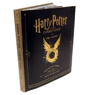 Harry Potter i Przeklęte Dziecko (twarda książka).webp (46 KB) Oryginalny scenariusz w twardej oprawie powiększony o informacje zza kulis i zdjęcia ze sztuki teatralnej