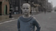 莫迪丝蒂叛逆地将的传单抛向空中。