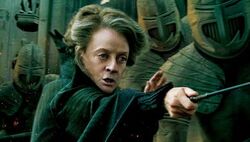 Minerva McGonagall, ihren Zauberstab gezückt, während der  im Jahr 1998.