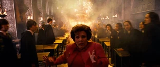 Umbridge uciekająca przed fajerwerkowym smokiem