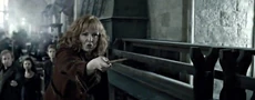 Molly Weasley feuert 1998 einen Zauberspruch gegen Bellatrix Lestrange ab während der Schlacht von Hogwarts.