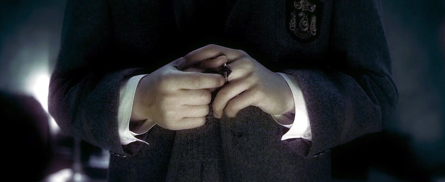 If Harry was a Horcrux, why no one around him felt the way Ron felt in TDH  when he was wearing the necklace? : r/harrypotter