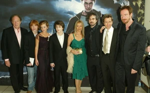 На премьере фильма Гарри Поттер и узник Азкабана Руперт Гринт, Эмма Уотсон, Дэниэл Редклифф, Джоан Роулинг, Альфонсо Куарон, Гэри Олдман и Дэвид Тьюлис