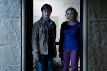 Harry e Luna adentram a sala comunal em busca de pistas