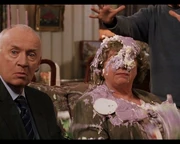 Mrs Mason recouverte du gâteau de Pétunia.