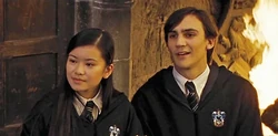 Rogério e Cho Chang sentados próximos um do outro no Salão Principal
