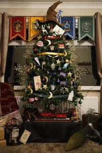 Harry-Potter-Themed-Christmas-Tree-by-Kathryn-Burnett-2-583da2e804d70 700
