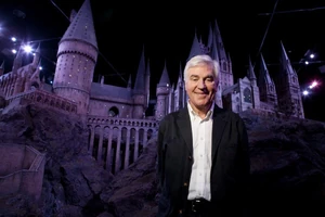 Devant la maquette de Poudlard