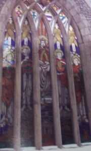 Витражное окно в , изображающее Иисуса Христа в окружении апостолов Матфея, Марка, Луки и Иоанна