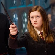 Ginny Weasley używająca Reducto w Pokoju Życzeń