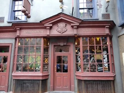 Harry-potter-diagon-alley-quidditch-supplies-2-600x450